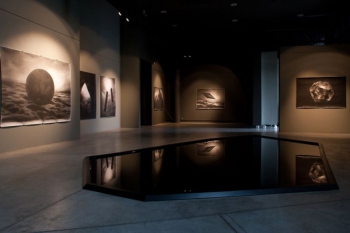 Atis Jākobsons. Darbi no personālizstādes "Dark Matter" Mūkusalas Mākslas salonā (22.05.–27.06.2015). Foto: Didzis Grodzs